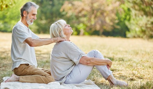 Man massaging woman's neck  © Robert Kneschke – stock.adobe.com 